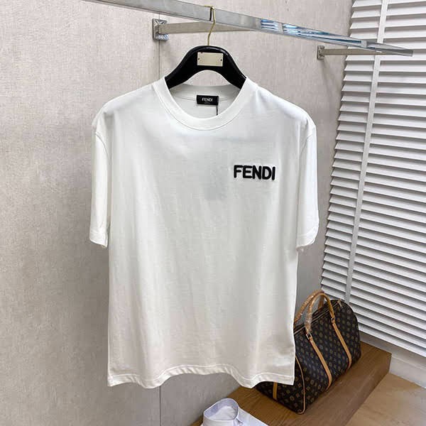 超希少！フェンディ 半袖Tシャツ 偽物 ロゴ刺繍 fez95120